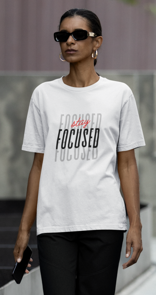 Weißes Oversized T-Shirt Damen/Herren mit Stay Focused Motivation Print FHO