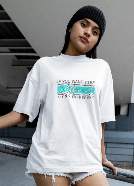 Weißes Oversized T-Shirt Damen/Herren mit If you want to be Different Motivation Print FHO