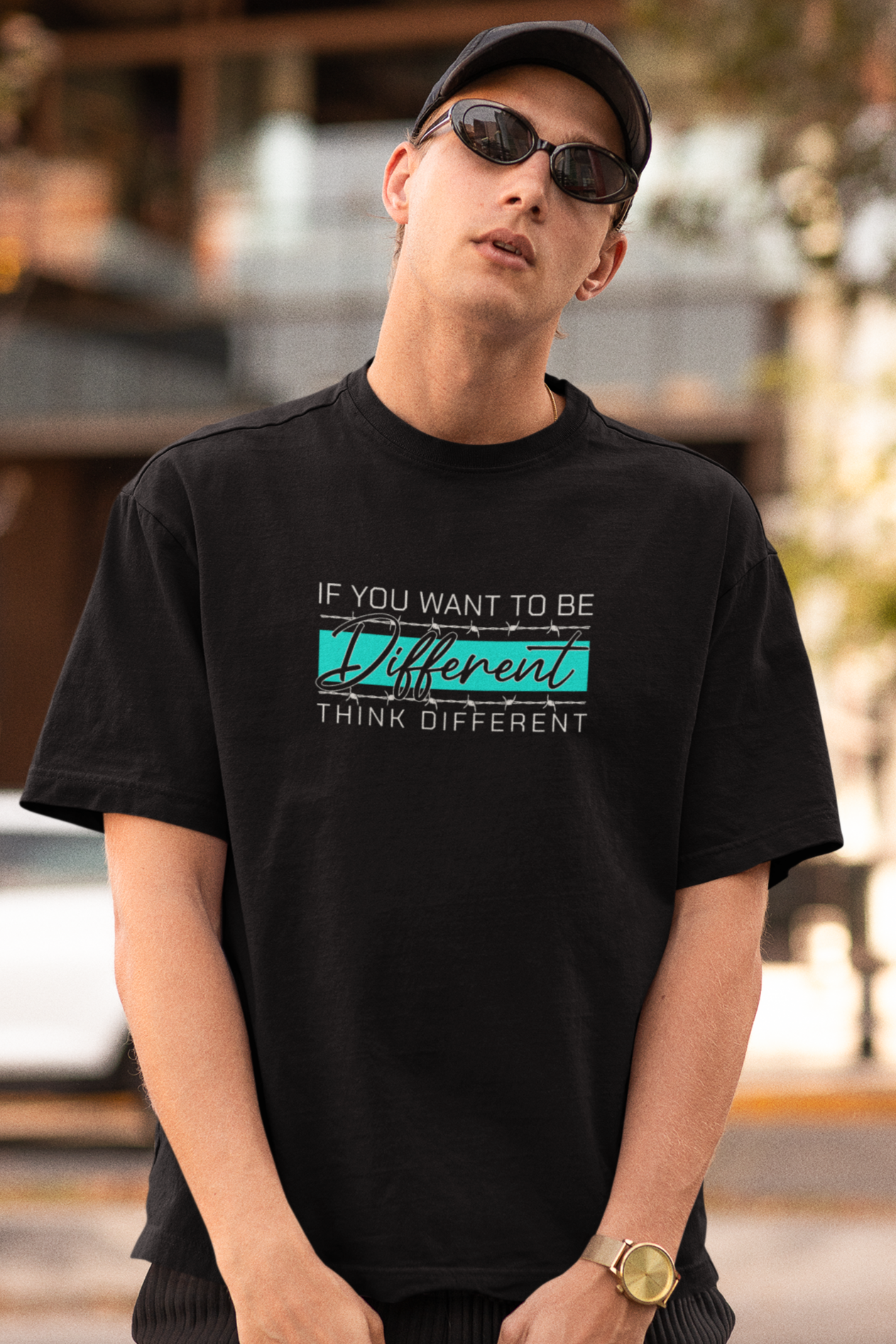 Schwarzes Oversized T-Shirt Damen/Herren mit If you want to be Different Motivation Print FHO