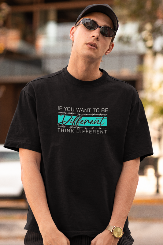 Schwarzes Oversized T-Shirt Damen/Herren mit If you want to be Different Motivation Print FHO
