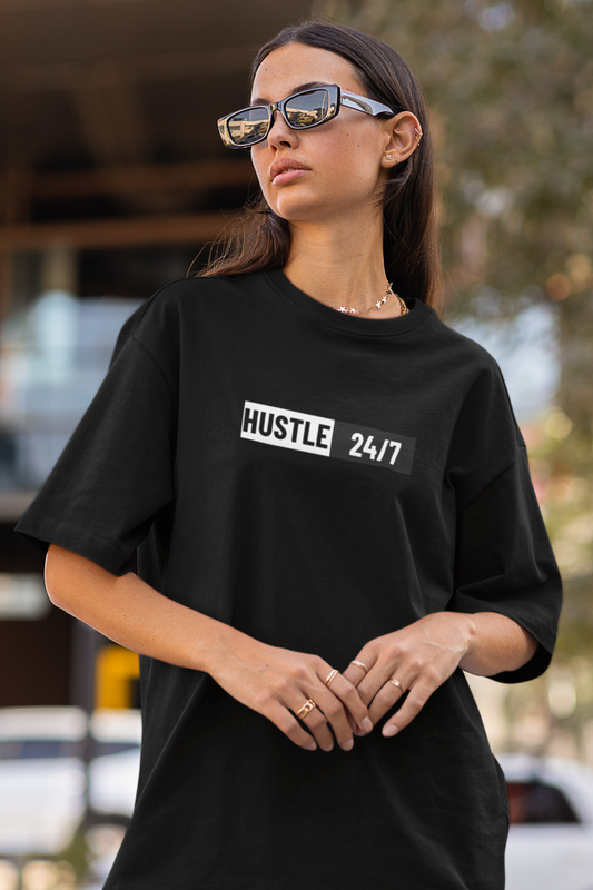 Schwarzes Oversized T-Shirt Damen/Herren mit Hustle 24/7 Motivation Print FHO